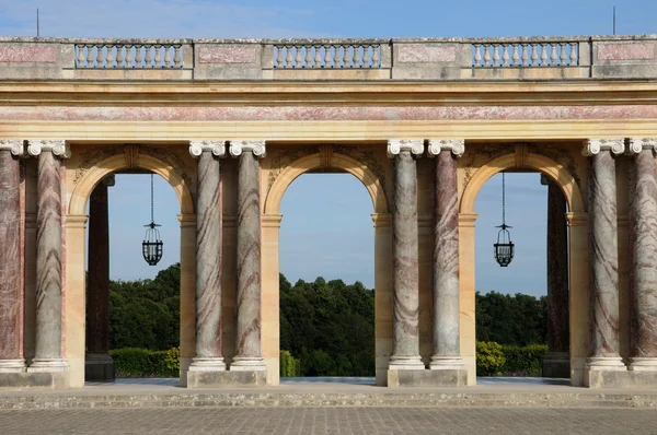 フランス、ル グラン ・ トリアノン公園のベルサイユ宮殿で — ストック写真