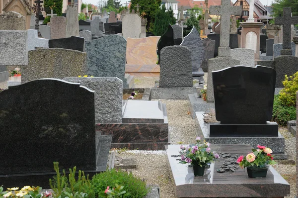 Frankrike, kyrkogården i obernai i alsace — Stockfoto