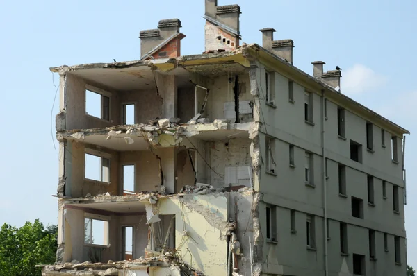 France, démolition d'un ancien bâtiment aux mureaux — Photo