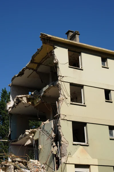 Frankrijk, afbraak van een oud gebouw in les mureaux — Stockfoto
