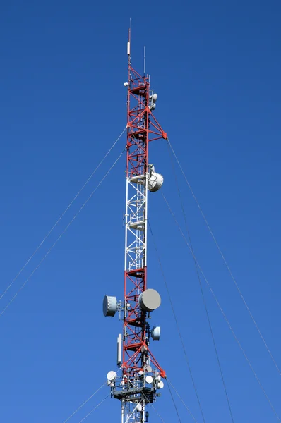 Vertical picture of antennas on a pylon — Stock Photo, Image