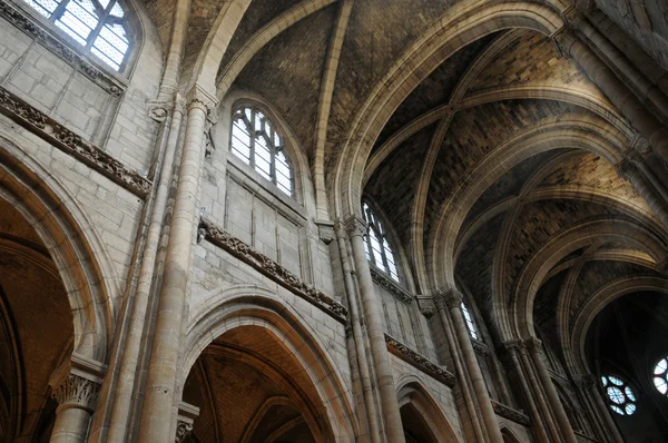 Франция, церковь Пуасси в Ле-Ивелин — стоковое фото
