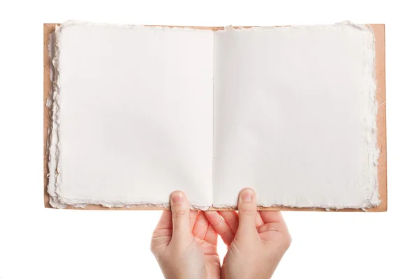 Buch in Händen aufgeschlagen — Stockfoto