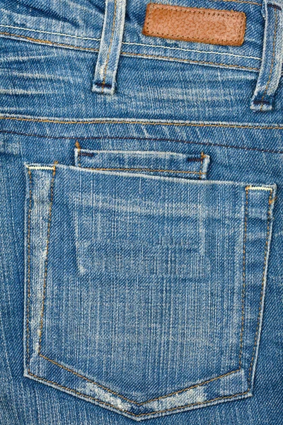 Синя джинсова тканина з кишенею та етикеткою — стокове фото