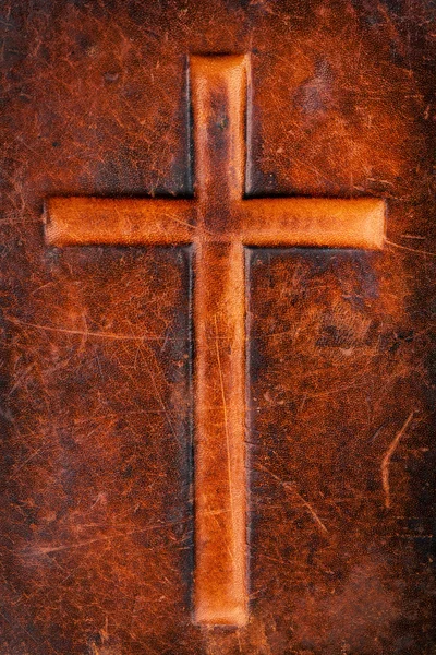 Kreuz auf Leder — Stockfoto