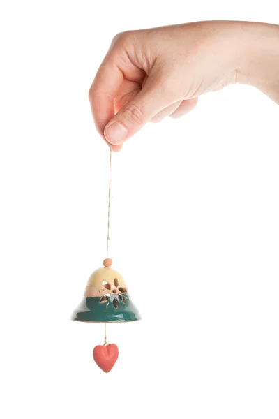 Ręka trzyma mały Dzwoneczek ceramiki — Zdjęcie stockowe