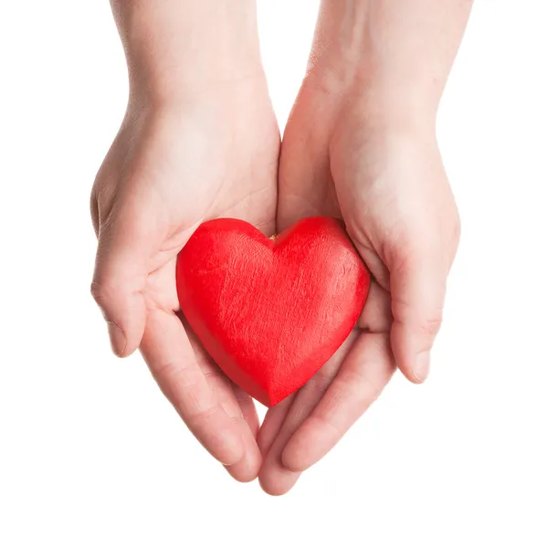 Coração de madeira vermelho nas mãos da mulher — Fotografia de Stock