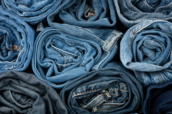 Pila de pantalones vaqueros azules — Foto de Stock