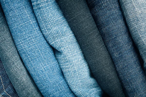 Стек блакитних джинсів — стокове фото