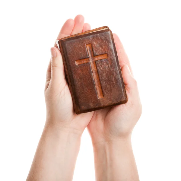 Manos sosteniendo la vieja biblia — Foto de Stock