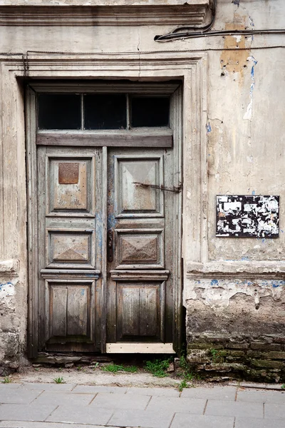 Drzwi drewniane w ścianie — Zdjęcie stockowe