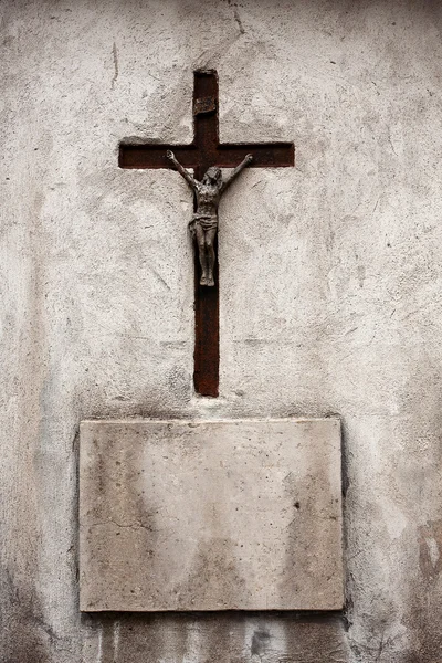 Крест и бетонная плита на стене — стоковое фото