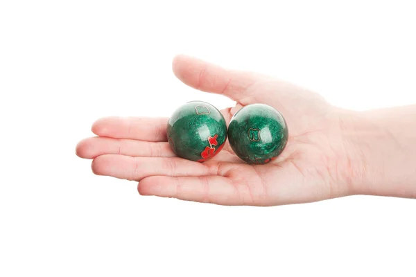 Grön kinesisk bollar i handen — Stockfoto