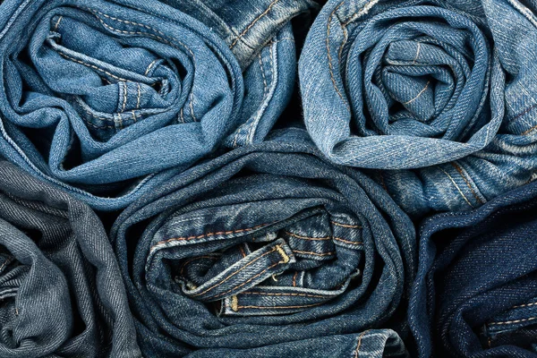 Pila de pantalones vaqueros azules —  Fotos de Stock