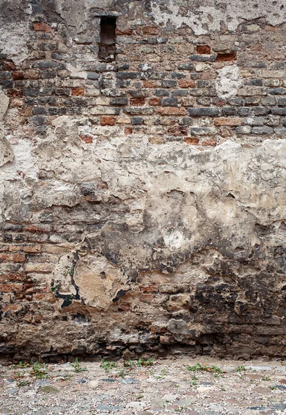 Старая кирпичная стена — стоковое фото