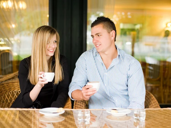 Attraktives junges Paar genießt Getränk. — Stockfoto