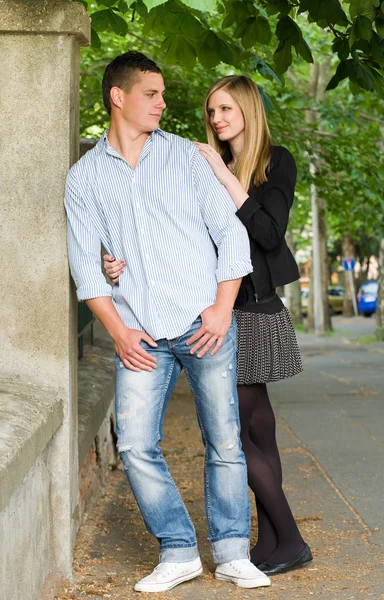 Attarctive young couple outdoors. — Stock Photo, Image