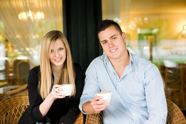 Söta unga par med kaffe. — Stockfoto