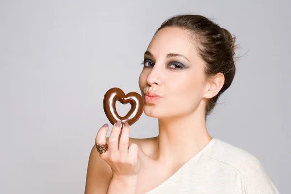 Приваблива молода брюнетка з шоколадним серцем . — стокове фото