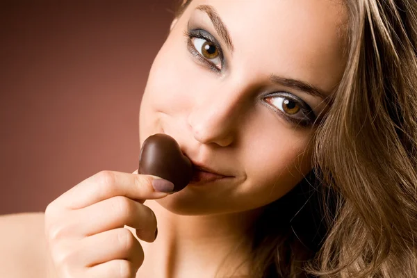 チョコレートの官能的な楽しみ. — ストック写真