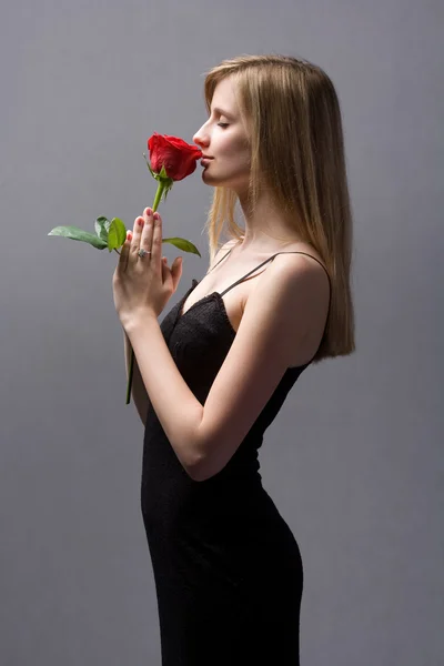 Magnifique jeune femme blonde tenant rose . — Photo