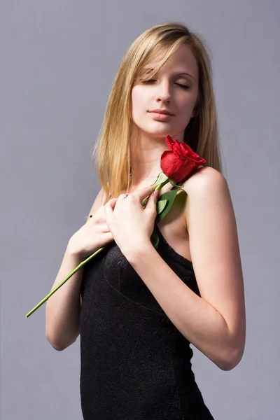 Романтична блондинка з червоною трояндою . — стокове фото
