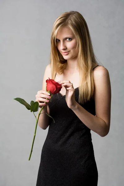 Romantiska blond med röd ros. — Stockfoto