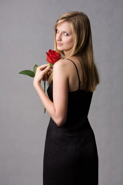 举行玫瑰华丽年轻的金发女人. — 图库照片