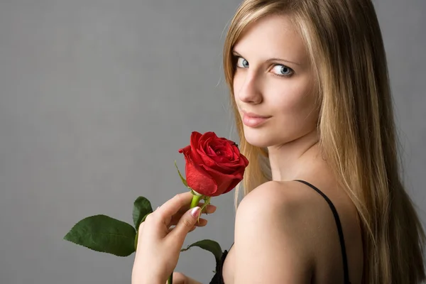 Ρομαντικό ξανθιά με το κόκκινο τριαντάφυλλο. — Φωτογραφία Αρχείου
