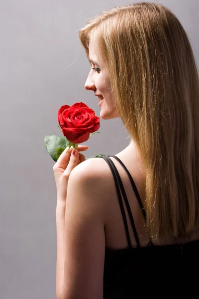 Романтична блондинка з червоною трояндою . — стокове фото