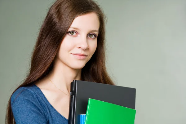 Vacker ung student tjej hålla laptop. — Stockfoto