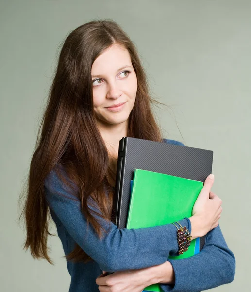 Belle jeune fille étudiante tenant ordinateur portable . — Photo
