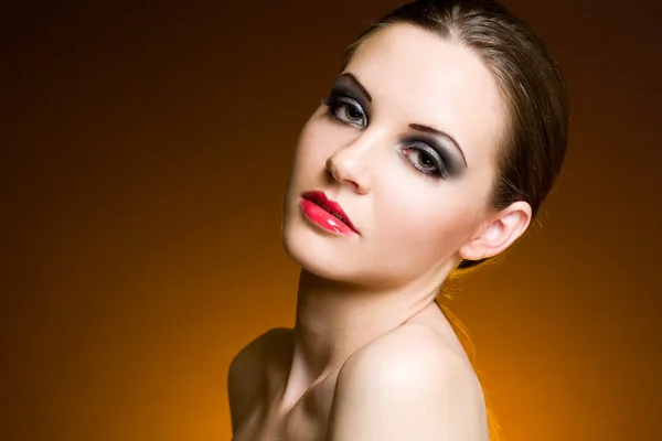 Bruneta krása v těžký make-up. — Stock fotografie