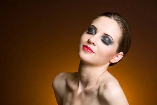 Bruneta krása v těžký make-up. — Stock fotografie