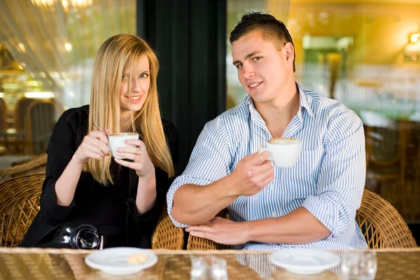 Young couple at coffee shop. — Stock Photo, Image