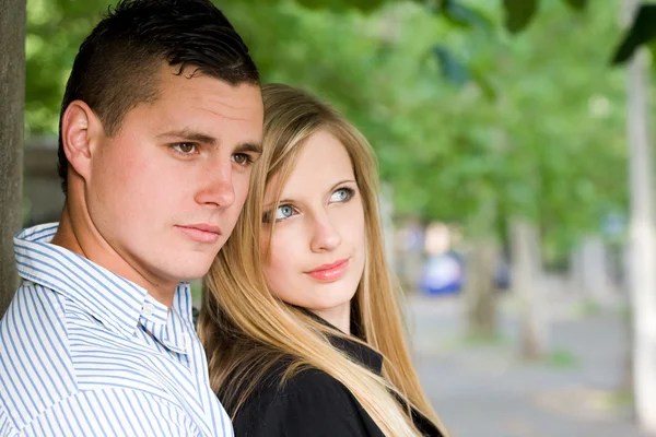 外面的年轻夫妇 — 图库照片