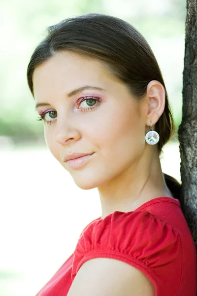 Utomhus porträtt av vacker ung brunett kvinna. — Stockfoto