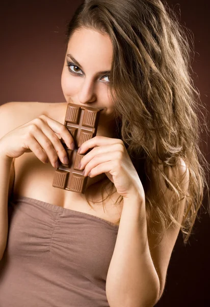 巧克力爱心黑发美女 — 图库照片
