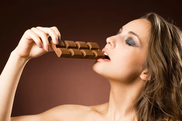 Zmysłowa brunetka czekolada. — Zdjęcie stockowe