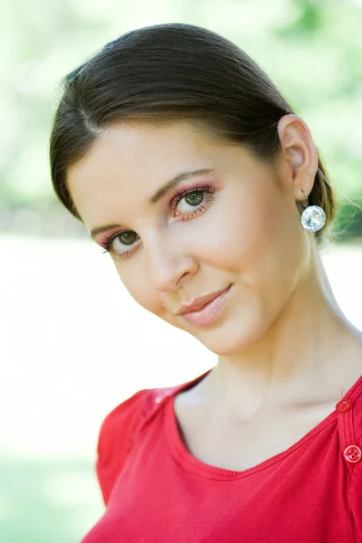 Aantrekkelijke gelukkig jonge brunette vrouw. — Stockfoto