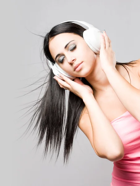 Zasněný mladá bruneta líbí hudba. — Stock fotografie