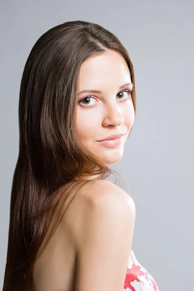 Krása brok nádherná mladá brunetka. — Stock fotografie