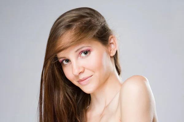 Schoonheid shot van prachtige jonge brunette. — Stockfoto