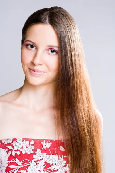 Brünette schönheit mit langen haaren. — Stockfoto