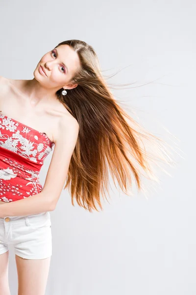 Bruneta krása s dlouhými vlasy. — Stock fotografie