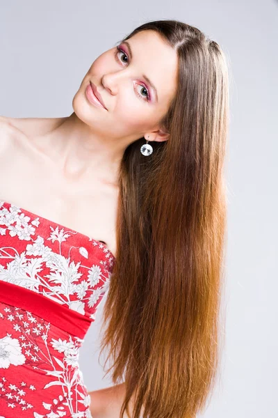 Брюнетка краси з довгим волоссям긴 머리를 가진 갈색 머리의 아름다움. — стокове фото