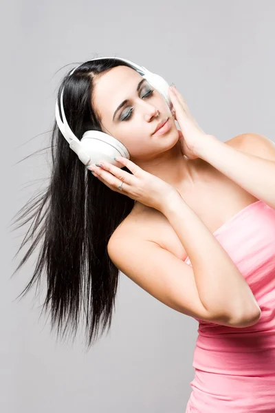 Nádherná brunetka hudba milenec. — Stock fotografie