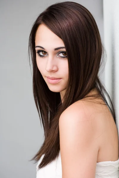 Prachtige jonge brunette vrouw. — Stockfoto