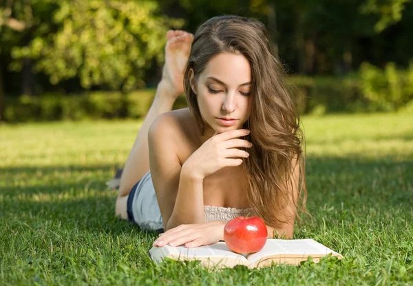 Beautiful brunette studying outdoors. — Stock Photo, Image