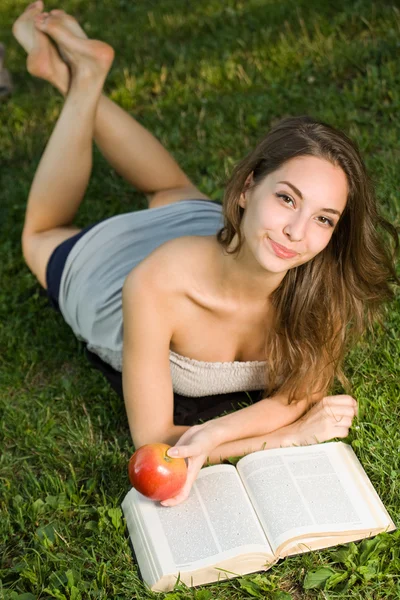 Πανέμορφη νεαρή μελαχρινή σε εξωτερικούς χώρους με το βιβλίο της. — Φωτογραφία Αρχείου